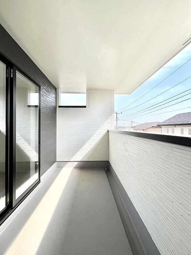 〜Balcony〜 大きな空に囲まれた気持ちのいい家。バルコニーを覗くだけで圧倒的な開放感に包まれます。バルコニーは陽がさしこみお布団や洗濯物を気持ちよく干すことができます。