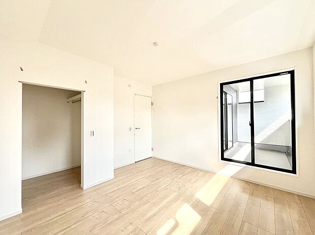 〜Bed Room〜 「今日も一日お疲れ様」とご夫婦でゆったりくつろげる寝室。 毎日の家事やお仕事に疲れた日はフカフカのベットで癒されてください。テレビや本棚をおいても快適な広さが自慢♪