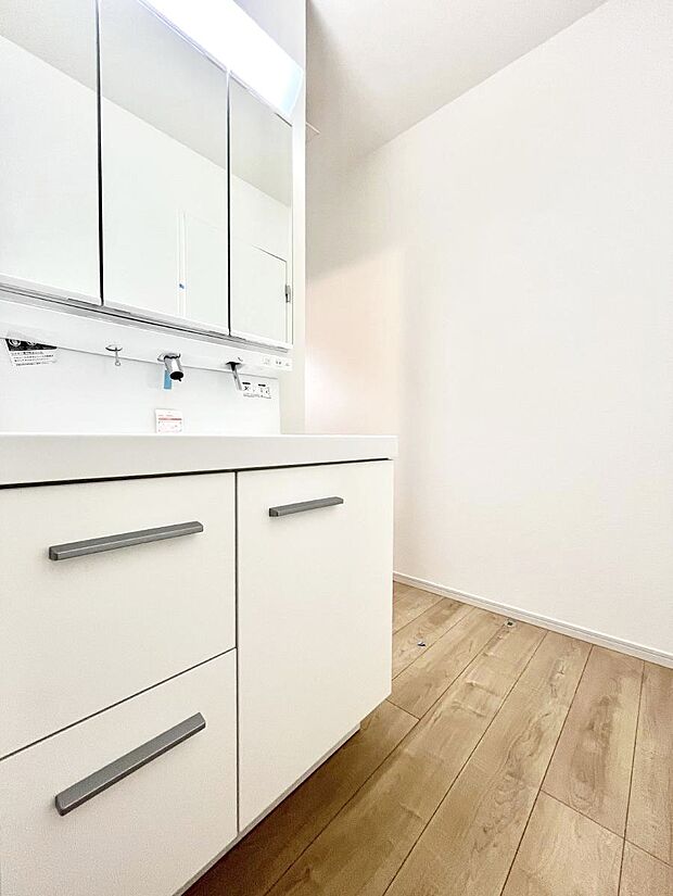 〜Dressing Room〜 清潔感溢れる色合いで統一されていると、スッキリと整った印象をうけます。 鏡の裏にはたっぷりと収納スペースを標準装備! 水廻りは、シンプルかつ機能性を重視して。