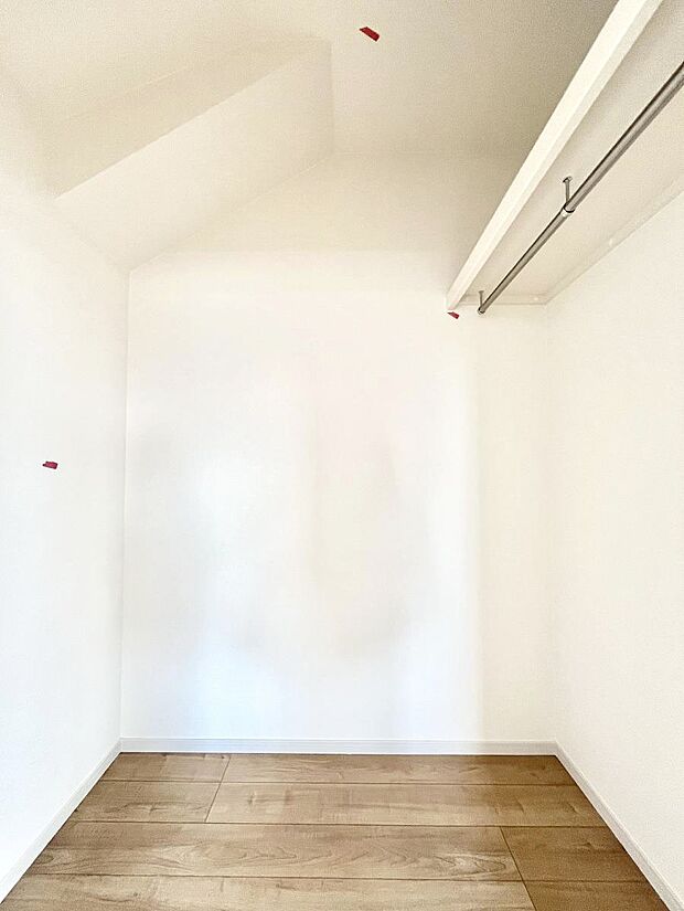 〜Walk-in Closet〜 必要なものやコーディネートを一覧して確認でき、身支度や準備が短時間で済むウォークインクローゼットを設置しました。家の中をすっきりとさせる便利な収納スペースです。