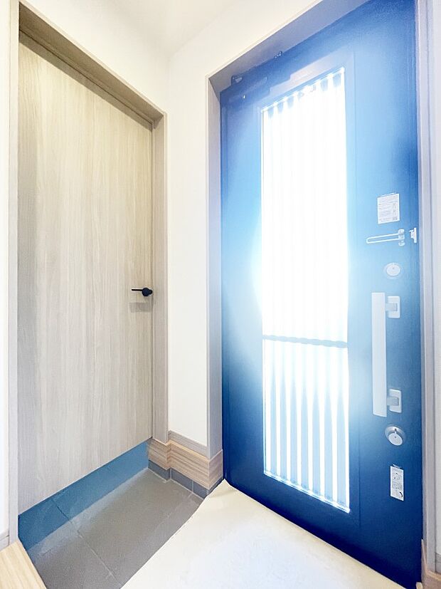 〜Entrance〜　玄関は、お客さんをお迎えする場であり、家族が出入りする場でもあるので「おうちの顔」とも呼ばれる重要な場所！すっきりと明るく、いつでもお客様をお出迎えできるような設計をしました！