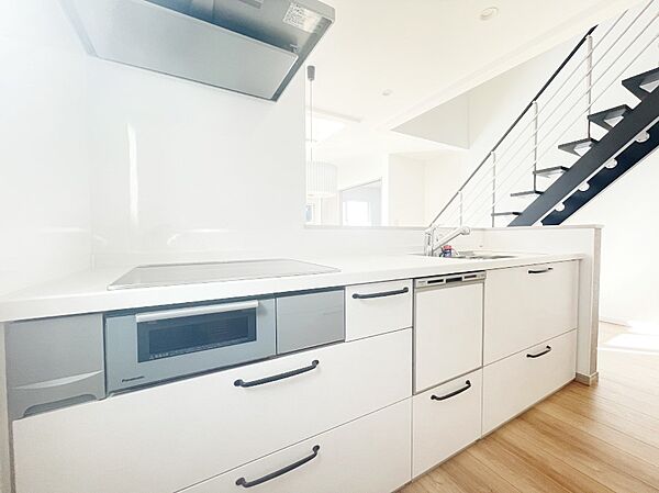 ～Kitchen～　会話が弾むリビング、料理が愉しくなるキッチン。家は、ただ生活する場ではなく、暮らしを愉しく、快適にする場所。笑顔の毎日、安らぎの日々のために、最新の設備・仕様を採用。