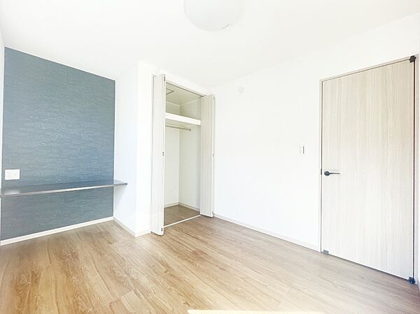 ～Bed Room～　部屋数が多いのが戸建てのメリットです。ご家族が増えたことで手狭に感じていた住まいも戸建てでは各居室プライバシーを保つことができます。住まいにゆとりが生まれ心もリラックスできます♪