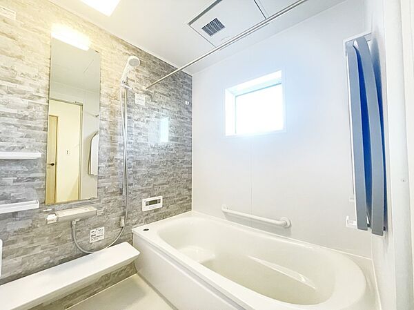 ～Bath Room～　落ち着いた雰囲気の浴室で明日に向けてリフレッシュ。浴室乾燥機能も付いているので隣の洗濯機置き場で洗い上がった洗濯物を、雨の日も天気を気にせず乾燥させることも可能です。