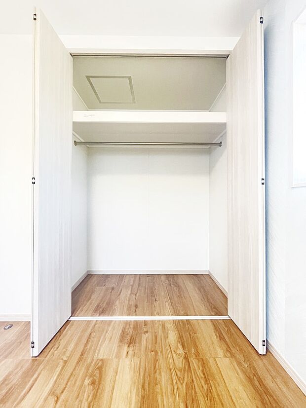 〜Closet〜　壁面クローゼットがあればタンスを置く必要がなく、出っ張りのないスッキリ空間を維持できます。限られたスペースを有効に活用できそう。季節の衣類や趣味の品などたっぷり収納出来ますね♪