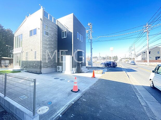 〜Exterior〜　前面道路：北東12ｍ公道　前面道路は閑静な住宅地をはしる車通りの少ない道路。駐車の出し入れもらくらくです！ご不明点・現地見学のご希望は、お気軽にお問い合わせください！