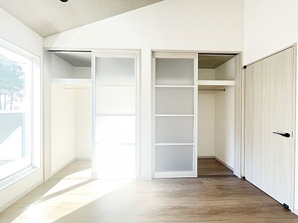 ～Bed Room～  「今日も一日お疲れ様」とご夫婦でゆったりくつろげる寝室。  毎日の家事やお仕事に疲れた日はフカフカのベットで癒されてください。テレビや本棚をおいても快適な広さが自慢♪