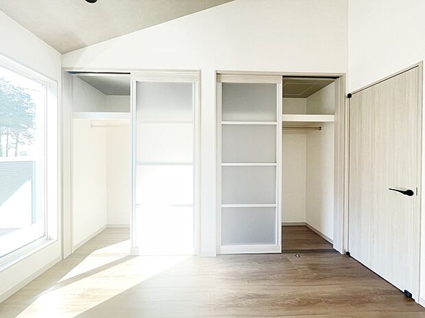 〜Bed Room〜  「今日も一日お疲れ様」とご夫婦でゆったりくつろげる寝室。  毎日の家事やお仕事に疲れた日はフカフカのベットで癒されてください。テレビや本棚をおいても快適な広さが自慢♪