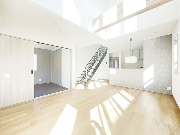 〜Living〜　リビングに階段のある間取りです♪家族のコミュニケーションがスムーズに取れますね♪ゆとりある暮らしと心地よい住環境が紡ぐ贅沢な時間をご家族みんなでお過ごし下さい。