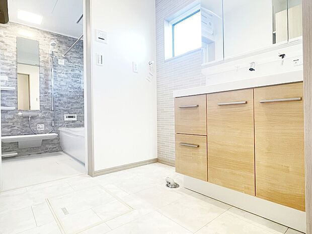 〜Dressing Room〜　暗くなりがちな洗面所も窓があると採光と換気が可能なので気持ちよくお使い頂けます。三面鏡タイプの洗面台は鏡裏収納で散らかりがちな洗面所もスッキリ♪