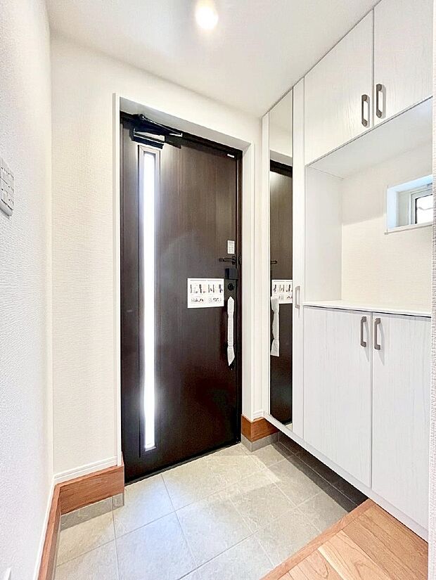 〜Entrance〜 下駄箱ミラー付なので、お出かけ前の身だしなみチェックに◎♪玄関はお客様をお出迎えする一番最初の場所、帰ってくる時に入る最初の場所。そんな場所だからこそ、より良い空間に…♪