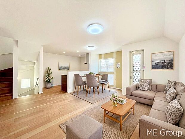 〜Living〜 家族の会話や笑顔が行き交うリビングです。子供が走ってる姿を見ながら、大きなソファやダイニングテーブルでゆったり食事をしたりくつろぎたい♪そんな夢が叶えられる空間です!※家具はCGです