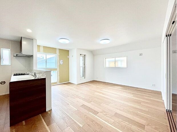 〜Living〜 飽きの来ないシンプルでおしゃれなLDK。大きな窓から日差しが差し込むので室内も明るく、家族の憩いの場としてピッタリです。開放感と日当たりの良さを是非ご覧ください!