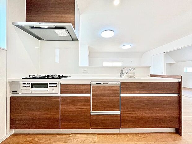 〜Kitchen〜　広くて使いやすいキッチンなら家族でいっしょに料理をつくったり、後片付けも手間なくできちゃいます♪収納もたっぷりあるので、いつもすっきりと清潔な印象を保てます。