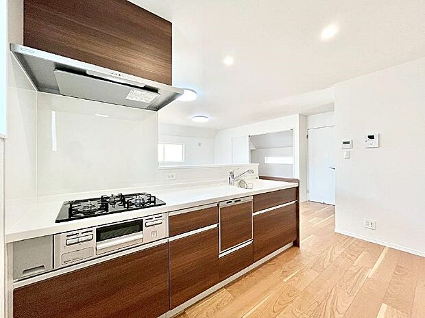 〜Kitchen〜 リビングが見渡せるカウンターキッチン。 料理をしながら家族とコミュニケーションをとれるだけでなく、大きな開放感も得ることができます。 お子様の成長も感じることができますね!