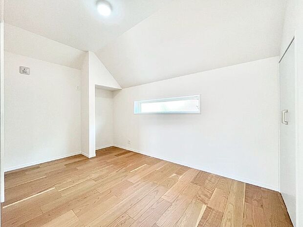 〜Bed Room〜　子供部屋はお子様にとって大変重な役割があります。子供一人で過ごす空間を与えることで、宿題や勉強時間も自然と増えまた自ら部屋の片付けや掃除なども促すことに繋がります。