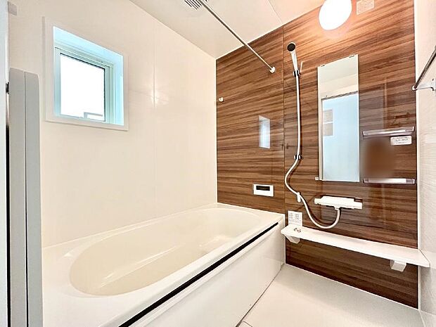 〜Bath Room〜　落ち着いた雰囲気の浴室で明日に向けてリフレッシュ。浴室乾燥機能も付いているので隣の洗濯機置き場で洗い上がった洗濯物を、雨の日も天気を気にせず乾燥させることも可能です。