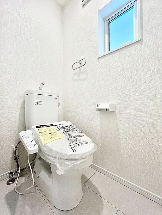 〜Toilet〜　綺麗・スッキリ・快適なウォシュレット付トイレでくつろげる空間です。1、2階共にトイレスペース！採光もあり明るく、快適空間となっております♪毎日使う場所だからこその配慮です！