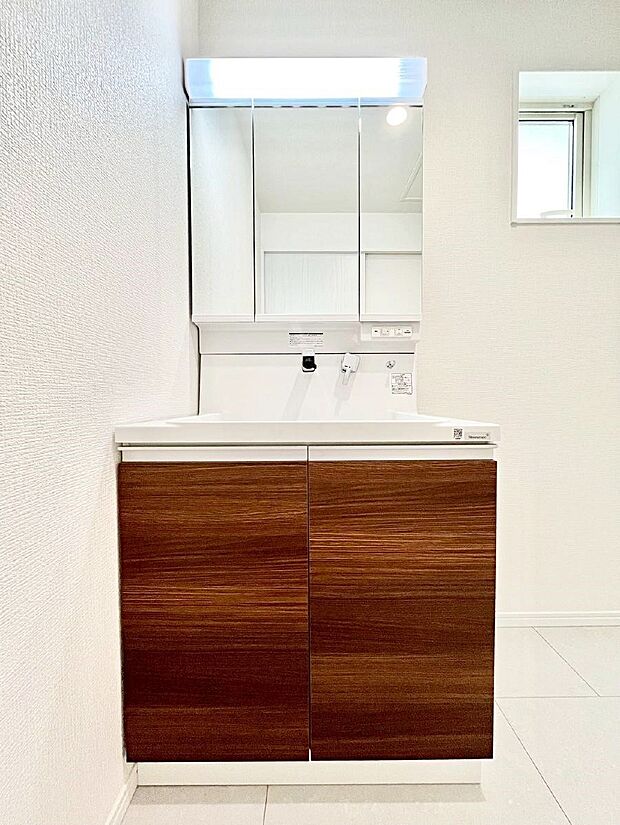 〜Dressing Room〜　十分な大きさの洗面台は収納もさる事ながら、身だしなみチェックや歯磨きなど、朝の慌ただしい時間でもホテルライクなスペースで余裕とゆとりを感じて頂けます。