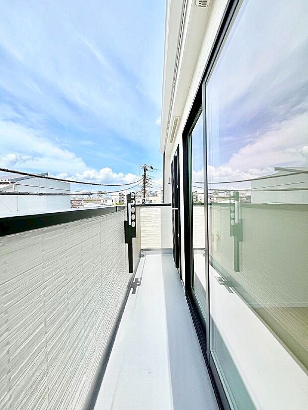 〜Balcony〜　大きな空に囲まれた気持ちのいい家。バルコニーを覗くだけで圧倒的な開放感に包まれます。バルコニーは陽がさしこみお布団や洗濯物を気持ちよく干すことができます。
