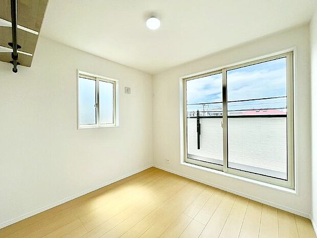 〜Bed Room〜　2面採光を確保した明るい室内は、風通しも良く、大変居心地の良い空間となっております。爽やかな風を感じて起きる朝は、快適生活の始まりに！日当たりや通風がとても良い住まい♪