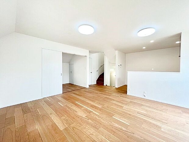 〜Living〜　日当たりのいい2階リビングはプライベート性も高く、落ち着いて暮らせます。ゆとりある暮らしと心地よい住環境が紡ぐ贅沢な時間をご家族みんなでお過ごし下さい。