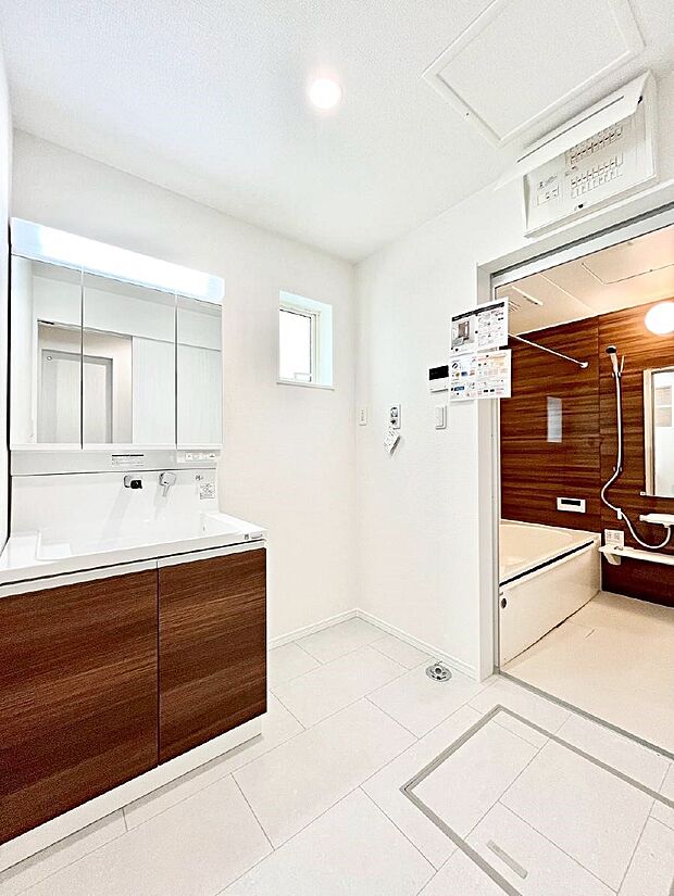 〜Dressing Room〜　暗くなりがちな洗面所も窓があると採光と換気が可能なので気持ちよくお使い頂けます。三面鏡タイプの洗面台は鏡裏収納で散らかりがちな洗面所もスッキリ♪