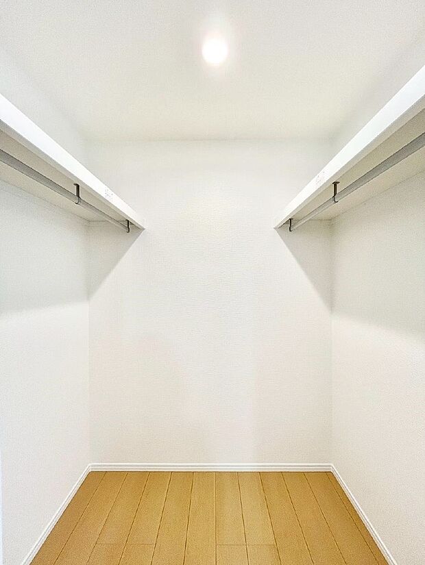 〜Walk-in Closet〜　必要なものやコーディネートを一覧して確認でき、身支度や準備が短時間で済むウォークインクローゼットを設置しました。家の中をすっきりとさせる便利な収納スペースです。