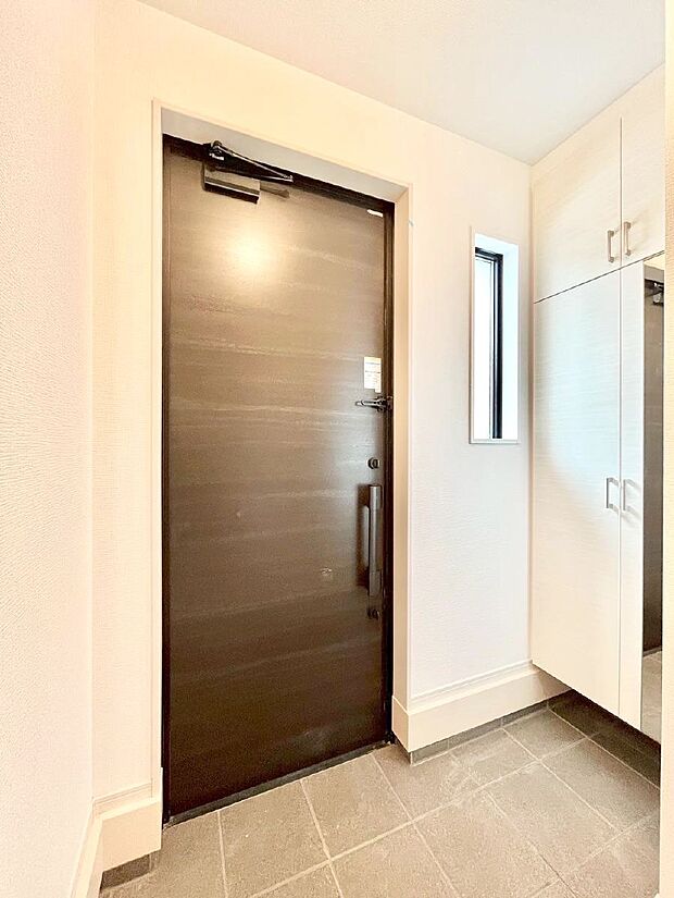 ◆1号棟◆〜Entrance〜　玄関は家の顔といわれますが我が家のセンスをさりげなく感じさせる魅力ある玄関造りも楽しみの一つ。帰宅する度に家族がほっとできる心地よい空間造りも大切ですね♪