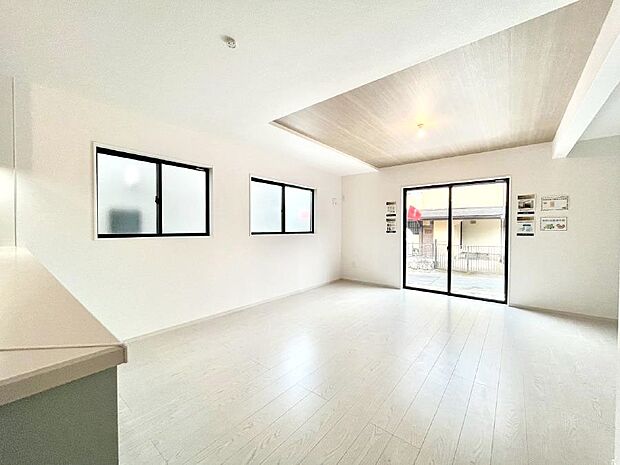 ◆1号棟〜Living〜　家族の食事や団らんのほか、子どもを遊ばせたり、友人を招いたりするLDKは住まいの中心。長時間過ごす場所だから、その空間は住まい全体の居心地を左右します。