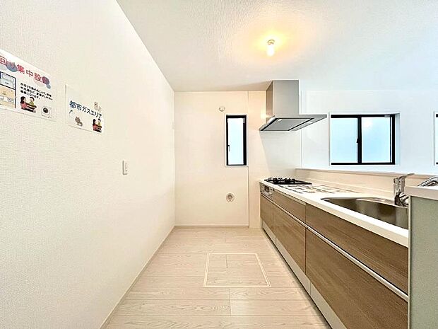 ◆1号棟◆〜Kitchen〜　自然光が入る窓のあるキッチン☆毎日使う場所だからこそ、使い勝手を考慮しました。ゆったりとしたキッチンコーナーは質感豊かな仕上がりとなっております。