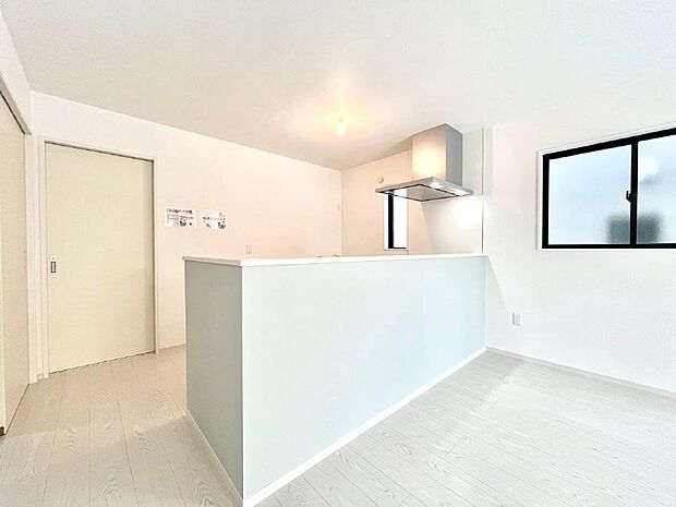 ◆1号棟◆〜Kitchen〜　リビングが見渡せるカウンターキッチン。料理をしながら家族とコミュニケーションをとれるだけでなく、大きな開放感も得ることができます。お子様の成長も感じることができますね！