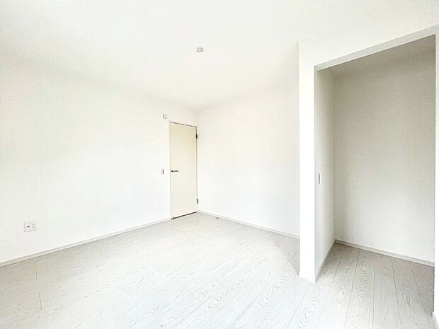 ◆1号棟◆〜Bed Room〜  全居室には収納クローゼットを完備！普段使いのお洋服や小物はもちろん、季節物のお洋服などもしっかりと整理整頓おしまい頂けます。  居室空間を広く使用できますね。