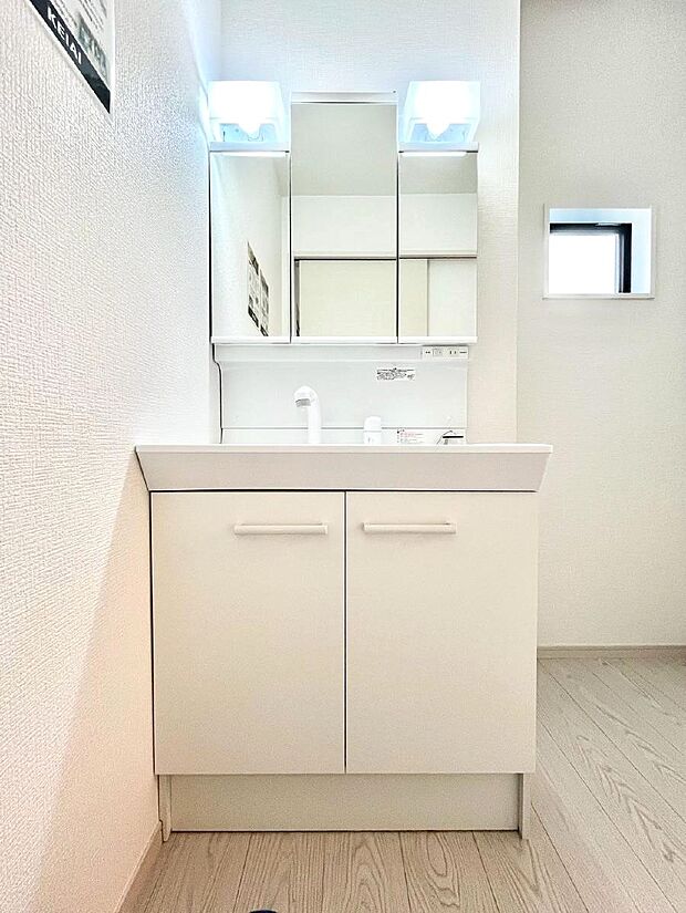 ◆1号棟◆〜Dressing Room〜　明るく清潔感溢れるパウダールーム。毎日使う場所だからこそ、快適な空間となっております。シャンプードレッサーを採用しておりますので、朝シャンも手軽に出来ます。