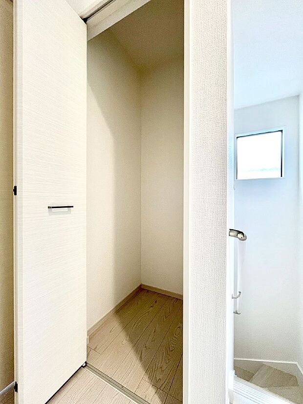 ◆1号棟◆廊下収納。掃除道具や季節の小物を収納することができます。