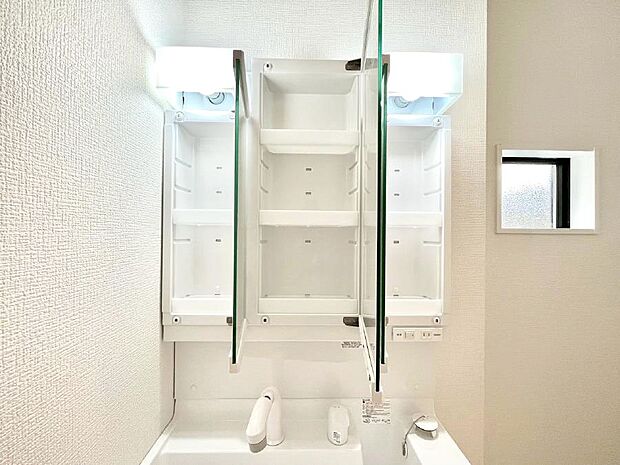 ◆1号棟◆三面鏡の裏に、化粧品や衛生用品などを収納可能。洗面台をすっきりと保ちます！