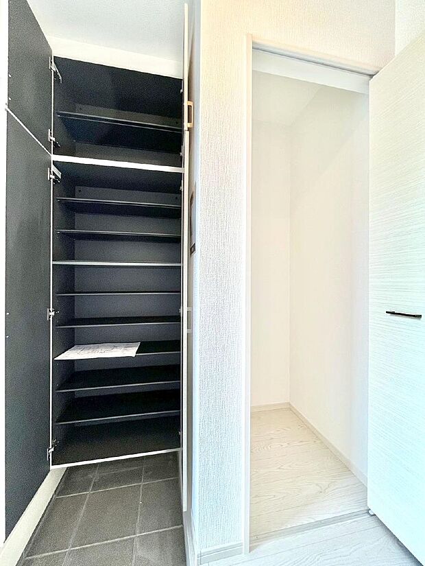 ◆1号棟◆たっぷり収納できるシューズボックスで家族全員の靴も、玄関すっきり。  