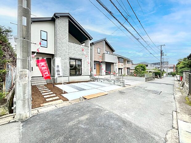 〜Exterior〜  前面道路： 住宅地になっているので車量も少なく、静かな立地です。子育て環境も良好です♪♪周辺環境もあわせてご案内させて頂きます。お気軽にお問い合わせください。