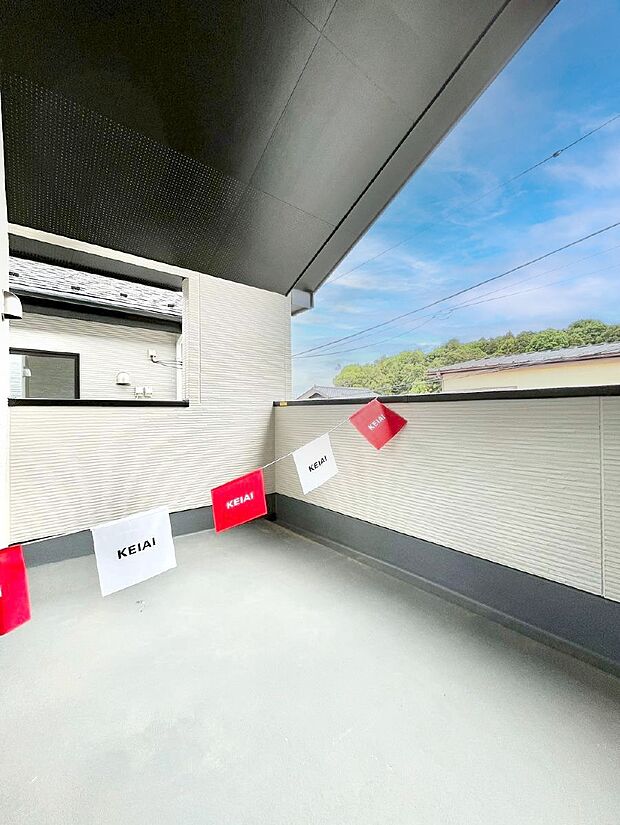 ◆1号棟◆〜Balcony〜　インナーバルコニーは洗濯物を干すスペースとして急な雨で洗濯物が濡れてしまうのを防いでくれます◎チェアでくつろいだり、夏には周りを気にせずビニールプールが楽しめますね♪