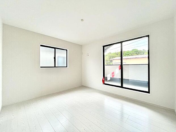 ◆1号棟◆〜Bed Room〜　2面採光を確保した明るい室内は、風通しも良く、大変居心地の良い空間となっております。爽やかな風を感じて起きる朝は、快適生活の始まりに！日当たりや通風がとても良い住まい♪