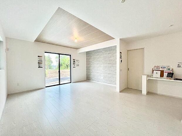 ◆1号棟◆〜Living〜　豊かな陽光がこの場所を照らしだす。光溢れるこの空間はみんなの笑顔が集う場所、時を忘れ、つきることのないたわいもない会話を楽しむ時間、たくさんの思いが綴られる場所。