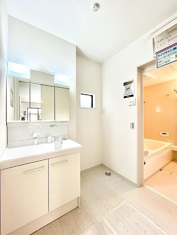 ◆1号棟◆〜Dressing Room〜  清潔感溢れる色合いで統一されていると、スッキリと整った印象をうけます。  鏡の裏にはたっぷりと収納スペース！  水廻りは、シンプルかつ機能性を重視して。