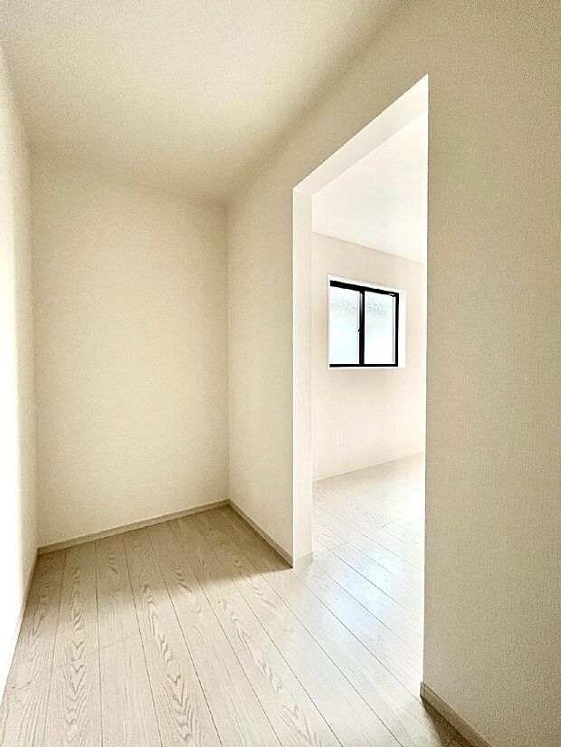 ◆1号棟◆〜Walk-in Closet〜　たくさんの洋服をかけてもシワになりにくいウォークインクローゼット。洋服以外にも、普段使わない家電やスーツケース、ストック品など何でも片付く嬉しい空間です。