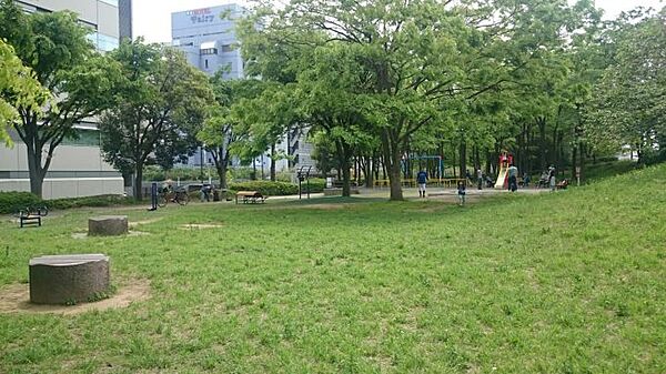 新横浜駅前公園