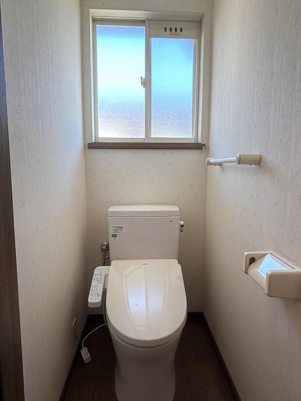 【現況販売中】2階トイレの写真です。2階にもトイレがあると大家族でも安心ですね。