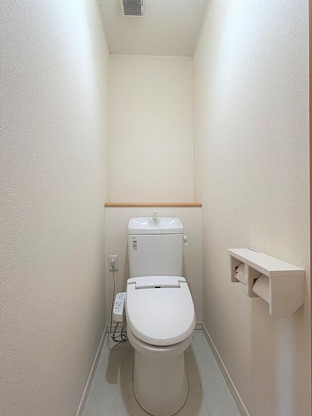 【5/20（月）まで現況販売】2階トイレの写真です。便座の交換プランもご相談ください。