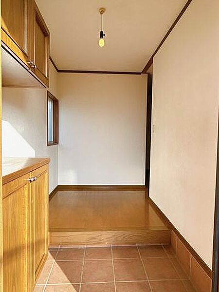 【リフォーム中】玄関ホールの写真です。シューズボックスはクリーニング、天井と壁はクロス張替えを行う予定です。