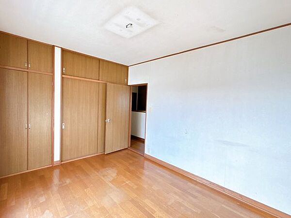【リフォーム中4/12】2階南東側洋室別角度の写真です。
