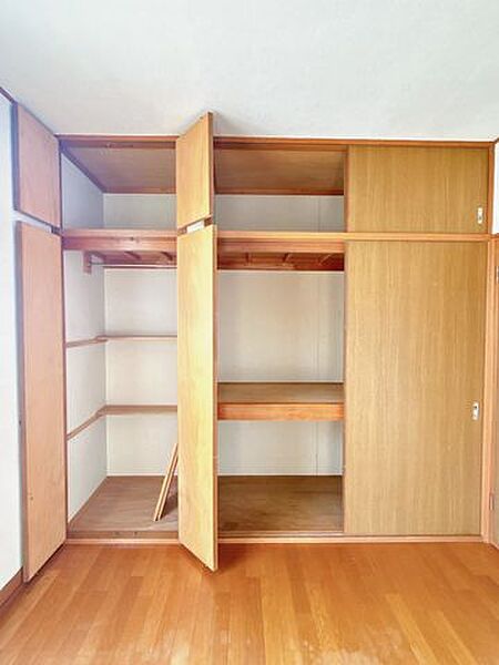 【リフォーム中4/12】2階南東側洋室の収納写真です。大きな収納があるので、お部屋がスッキリ片付きますね。