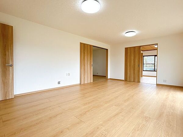 【リフォーム済】キッチンとつなげて使うことができ、合わせて約21帖のLDKになります。大きな家具を置いても広々生活できそうですね。